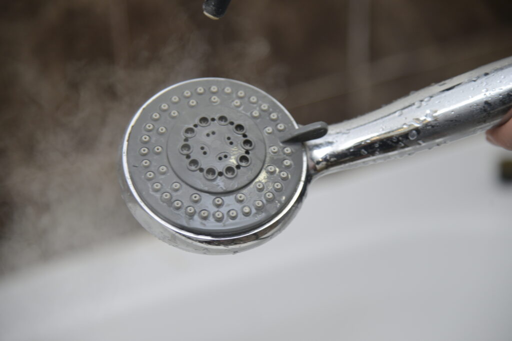 Duschkopf wird mit Trockendampf hygienisch gereinigt – Viva Steam